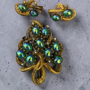 🔥Vintage Gold Tone Brooch+Clip Earring Set Emerald Grn Aurora Borealis Cabochons